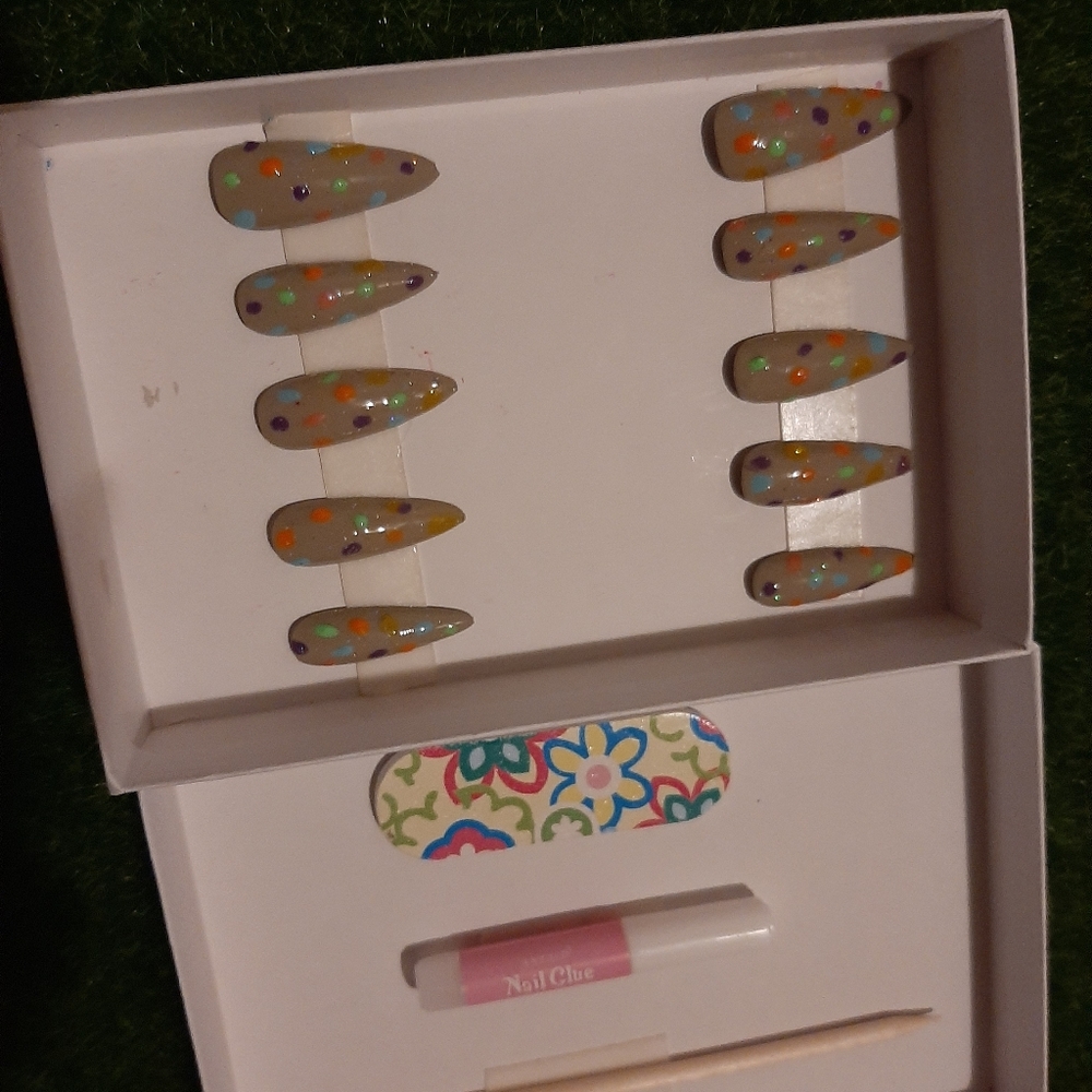 Spring colors nails - Picture 2 of 5